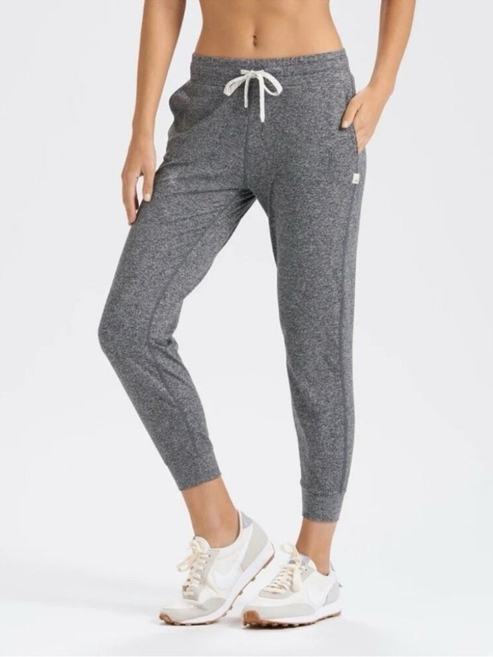 Vuori Performance Jogger Pant in Heather Grey